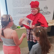 Kardinál předává stavitelům doklad o dosažení vzdělání i dovedností. Foto: Petra Havlíčková