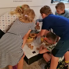 Děti vybírají, které potraviny by v 15. století neznaly. Foto: Jarmila Krejčová