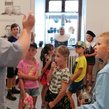 Účastníci workshopu napjatě poslouchají o strastech třicetileté války a zásluhách Matouše Augustina Lejského. Foto: Jarmila Krejčová