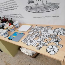 Heraldické figury a další potřeby k vyrobení erbu na štít. Foto: Kamila Dvořáková