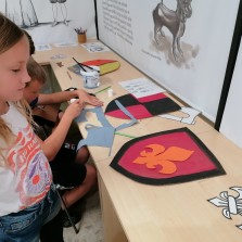 Poslední dokončovací práce na osobních erbech účastníků workshopu. Foto: Kamila Dvořáková