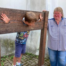 Než nám erby uschnou, vyzkouší si děti pobyt v kládě na hanbě. Foto: Kateřina Omesová