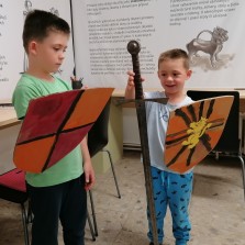 K rytíři patří štít s erbem a meč. Foto: Kamila Dvořáková