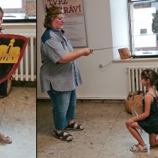 Královna Kamila I. pasuje účastníky workshopu na rytíře. Foto: Jarmila Krejčová