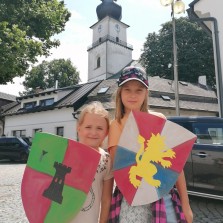 Šikovní, chytří a tvořiví účastníci workshopu si odnášejí svůj erb domů. Foto: Kamila Dvořáková