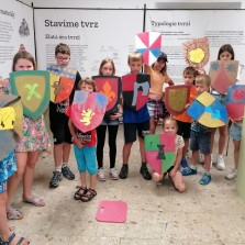 Hrdí rytíři se svými erby. Foto: Kamila Dvořáková