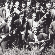 8 Členové Brigády M. Jana Husa, uprostřed Tůma, který byl v prosazování cílů důsledný a nemilosrdný.