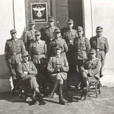 31 V boji o padák zasahovali i němečtí četníci ze Zámku Žďáru, z nichž dva padli, partyzáni nakonec vojáky i četníky zahnali.