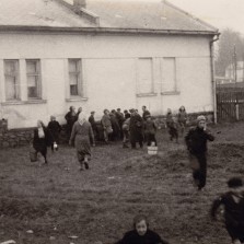 51 Vypuštěný lihovar ve městě, 20. dubna 1945.