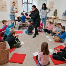 Kreativní tvoření středověkých hraček. Foto: Kamila Dvořáková