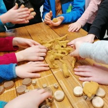 Dětmi vyrobení "středověcí" koníci a další zvířata. Foto: Kamila Dvořáková