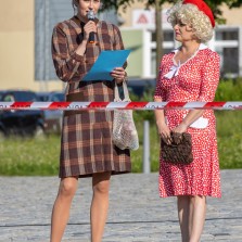 Úvodní slovo pronesla Mgr. Martina Schutová (vlevo), následnou scénu doprovodila slovem Kateřina Omesová (vpravo). Foto: Milan Šustr