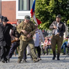 Jásající "Žďáráci" vedou zajatce přes náměstí. Foto: Milan Šustr