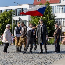 Je 9. května 1945 a "Žďáráci" jásají, že je po válce. Foto: Milan Šustr