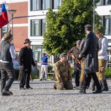 Zajatec se nebrání a prosí o život. Foto: Milan Šustr