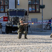 Kordon Němců pročesává náměstí a střílí na civilisty. Foto: Milan Šustr