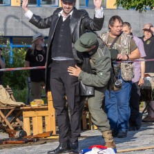 Šacování zajatců. Foto: Milan Šustr