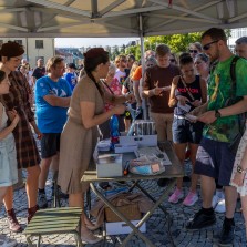 Infocentrum muzejní noci rozdává plánek zastavení, potravinové lístky a informace. Foto: Milan Šustr