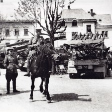 Rudá armáda na žďárském náměstí. Foto: Vilém Frendl