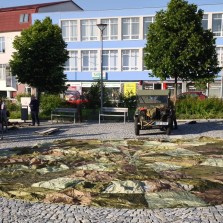 Kdo dokáže složit padák na čas? Foto: Antonín Zeman