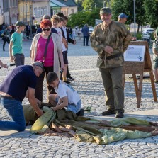 Skládání padáku na čas. Foto: Milan Šustr
