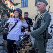 Lidé se baví. Foto: Milan Šustr