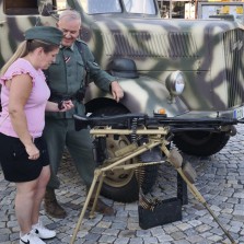 Na zbraně jsou zvědavé i dámy. Foto: Antonín Zeman
