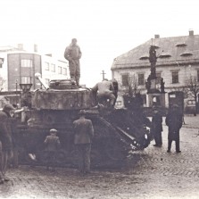 Německý tank 6. května 1945 na žďárském náměstí. Foto: Archiv RM