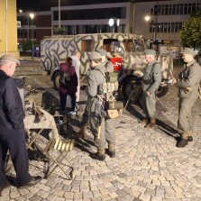 Zastavení Wehrmachtu po setmění. Foto: Antonín Zeman