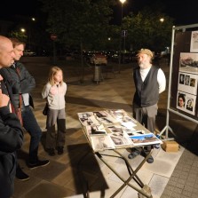 Poslední posluchači přišli dlouho po setmění. Foto: Antonín Zeman