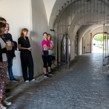 Zastavení Partyzánský odboj v průjezdu hotelu Veliš. Foto: Milan Šustr