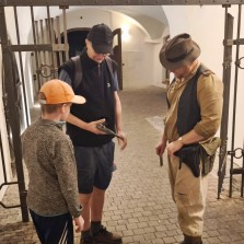 Seznámení s partyzánskou výzbrojí. Foto: Antonín Zeman