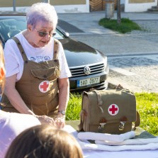MUDr. Marie Košťálová se s chutí ujala vyprávění o válečném zdravotnictví. Foto: Milan Šustr
