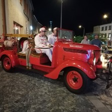 "Pragovka" s osádkou po setmění. Foto: Kamila Dvořáková