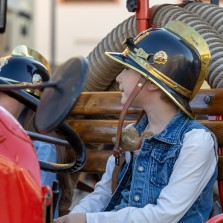 Návštěvníci muzejní noci se mění v hasiče. Foto: Milan Šustr