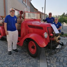 Hasiči SDH Žďár nad Sázavou 2 – Zámek se svým historickým vozidlem. Foto: Kamila Dvořáková