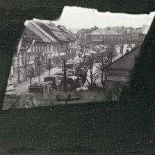Ustupující Němci na žďárském náměstí. Pořízení této fotografie z půdy Čechova domu málem stálo Viléma Frendla život. Foto: Vilém Frendl