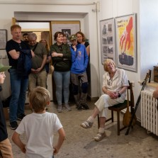 Průvodkyně v dobovém kostýmu provází návštěvníky výstavou Žďár na konci války a na začátku míru. Foto: Milan Šustr