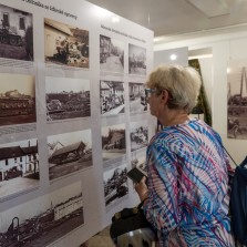 Návštěvníci na výstavě plné fotografií i příběhů. Foto: Milan Šustr