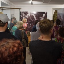 Venku se setmělo, zájem neopadá. Foto: Antonín Zeman