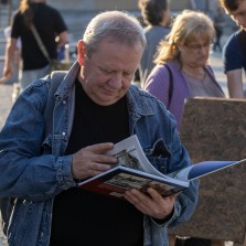 Nová kniha je plná fotografií, informací a příběhů z konce 2. světové války ve Žďáře. Foto: Milan Šustr