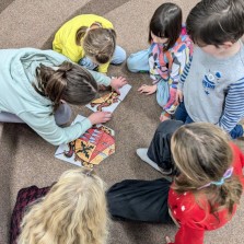 Skládání znaku Žďáru, polepšeného roku 1607 kardinálem Ditrichštejnem. Foto: Martina Schutová