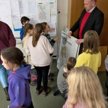 Pan starosta zadává dětem úkol. Foto: Martina Schutová