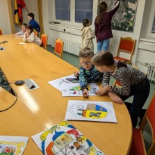 Děti se chlubí svými návrhy znaku Žďáru. Foto: Martina Schutová