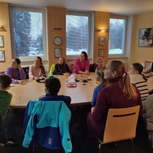 Generální ředitel TOKOZu Vladimír Chládek seznamuje děti s historií podniku. Foto: Archiv RM