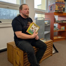 Děti přišel navštívit spisovatel, keramik a majitel antikvariátu Saša Gr. Foto: Martina Schutová