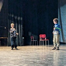 Děti si na jevišti zkouší roli moderátora kulturní akce. Foto: Martina Schutová