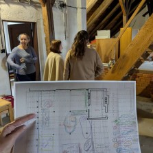 Příprava závěrečné výstavy na půdě Čechova domu. Foto: Martina Schutová