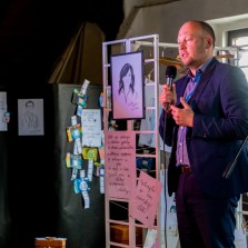 Na vernisáž zavítal i starosta města Žďáru Martin Mrkos. Foto: Milan Šustr