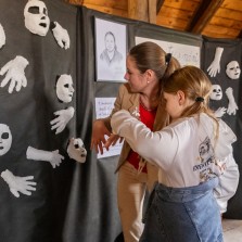 Děti s nadšením provází příbuzné výstavou. Foto: Milan Šustr